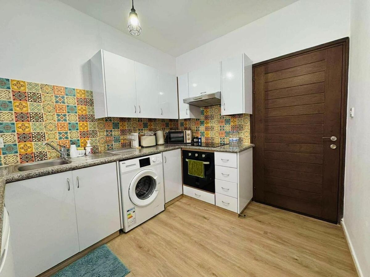 Cozy With Pool,great For Couples & Families, Center Apartment